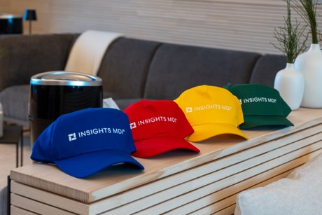 Bunte Caps aufgereiht auf dem Sideboard