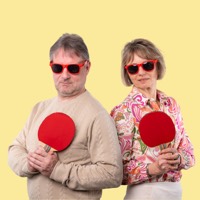 Duo mit Sonnenbrillen und Tischtennisschlägern vor gelbem Hintergrund