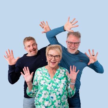 Vier Personen winken ausgelassen in die Kamera