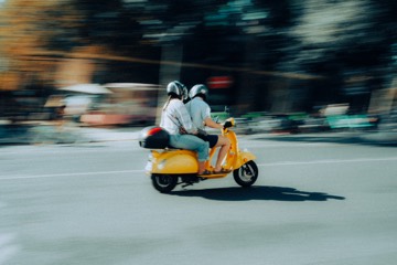 Gelbe Vespa im Mitzieher