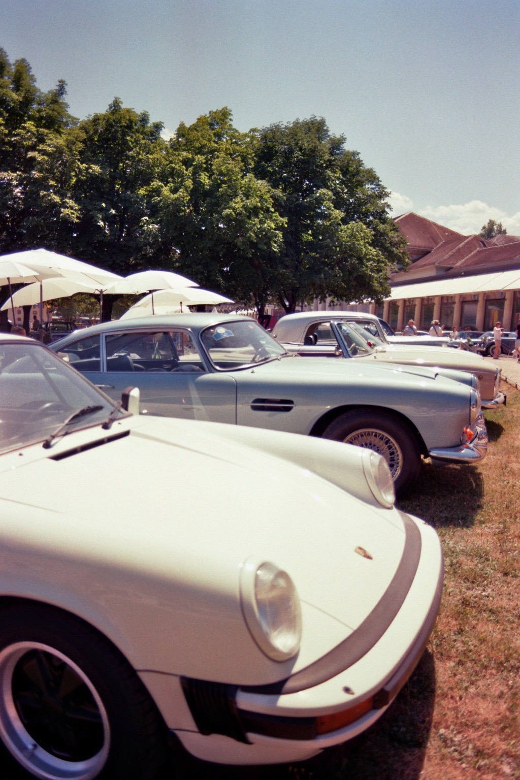 Oldtimer-Reihe mit weißem Porsche 911