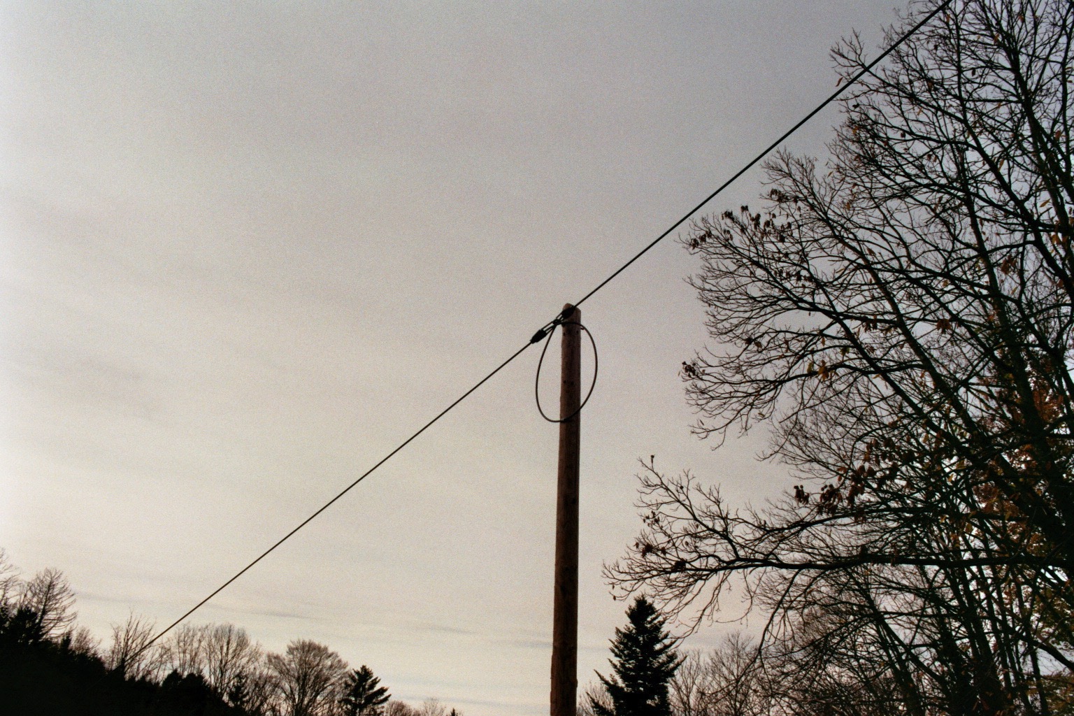 Strommast vor hellem Himmel