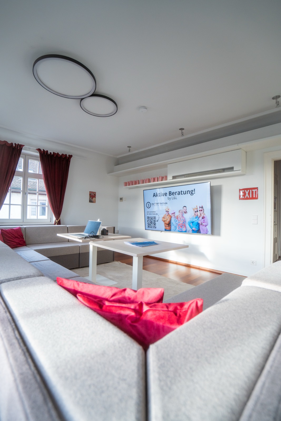 Loungebereich mit Sofas und Bildschirm