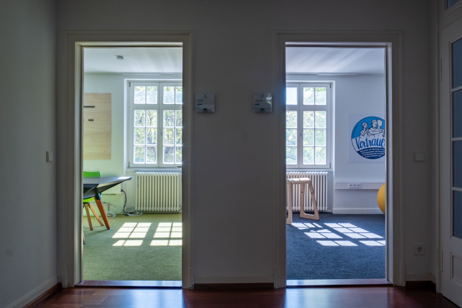 Blick durch zwei Türen in helle Besprechungsräume