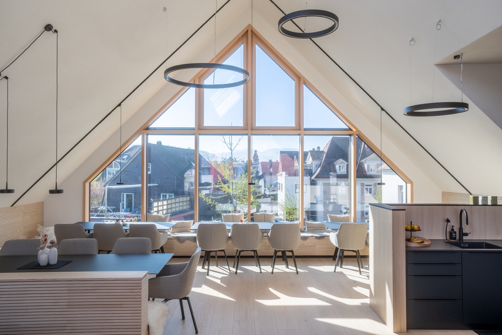 Dachgeschoss mit großem Giebelfenster und Ringleuchten