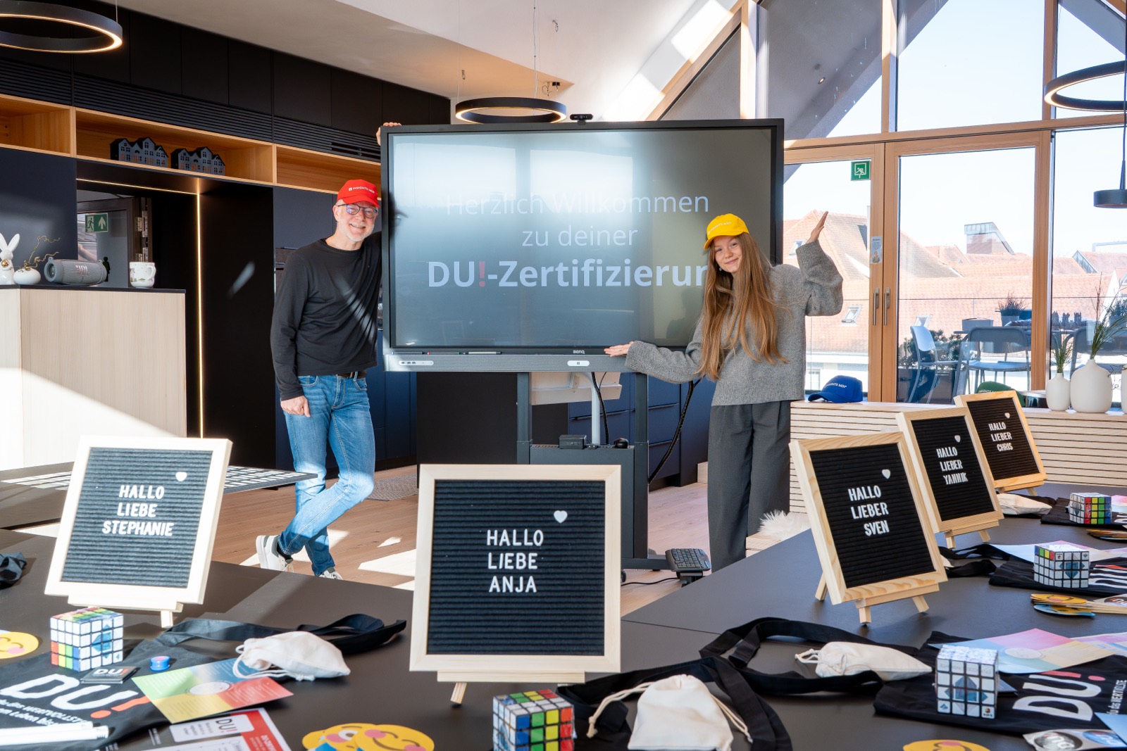 Trainer vor dem Willkommensbildschirm zwischen den gedeckten Plätzen