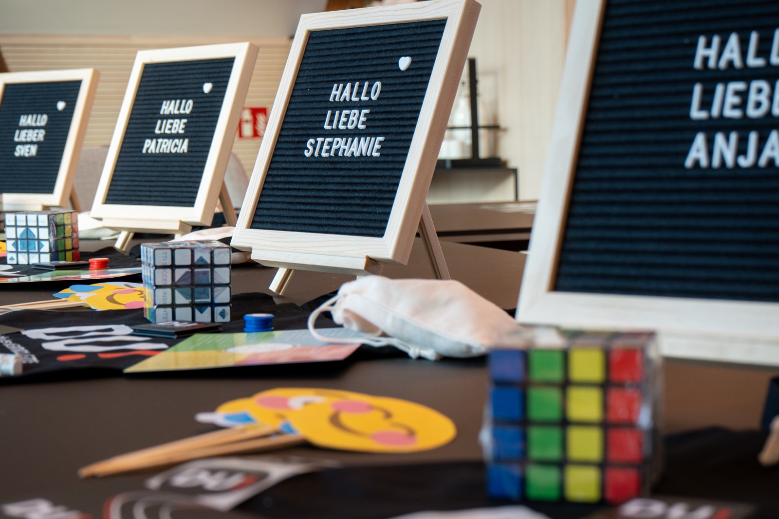 Letterboards mit persönlicher Begrüßung auf den Plätzen