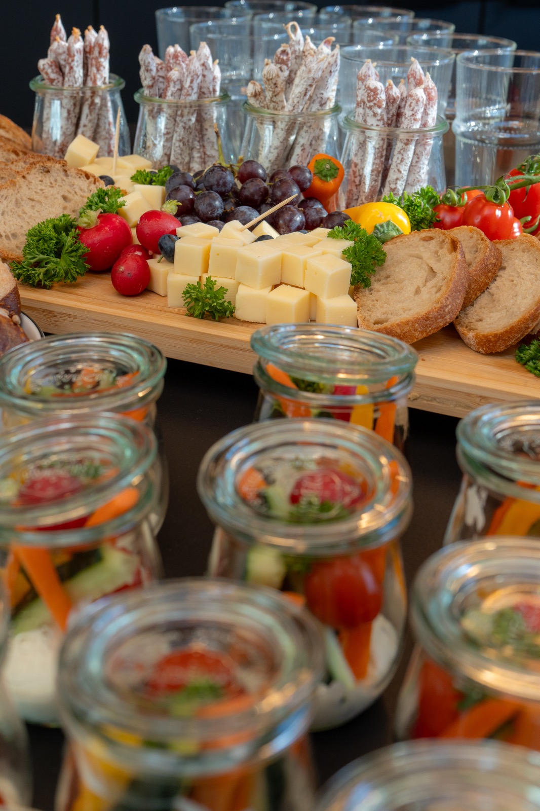 Buffet mit Käse, Obst und Gemüse in Gläsern