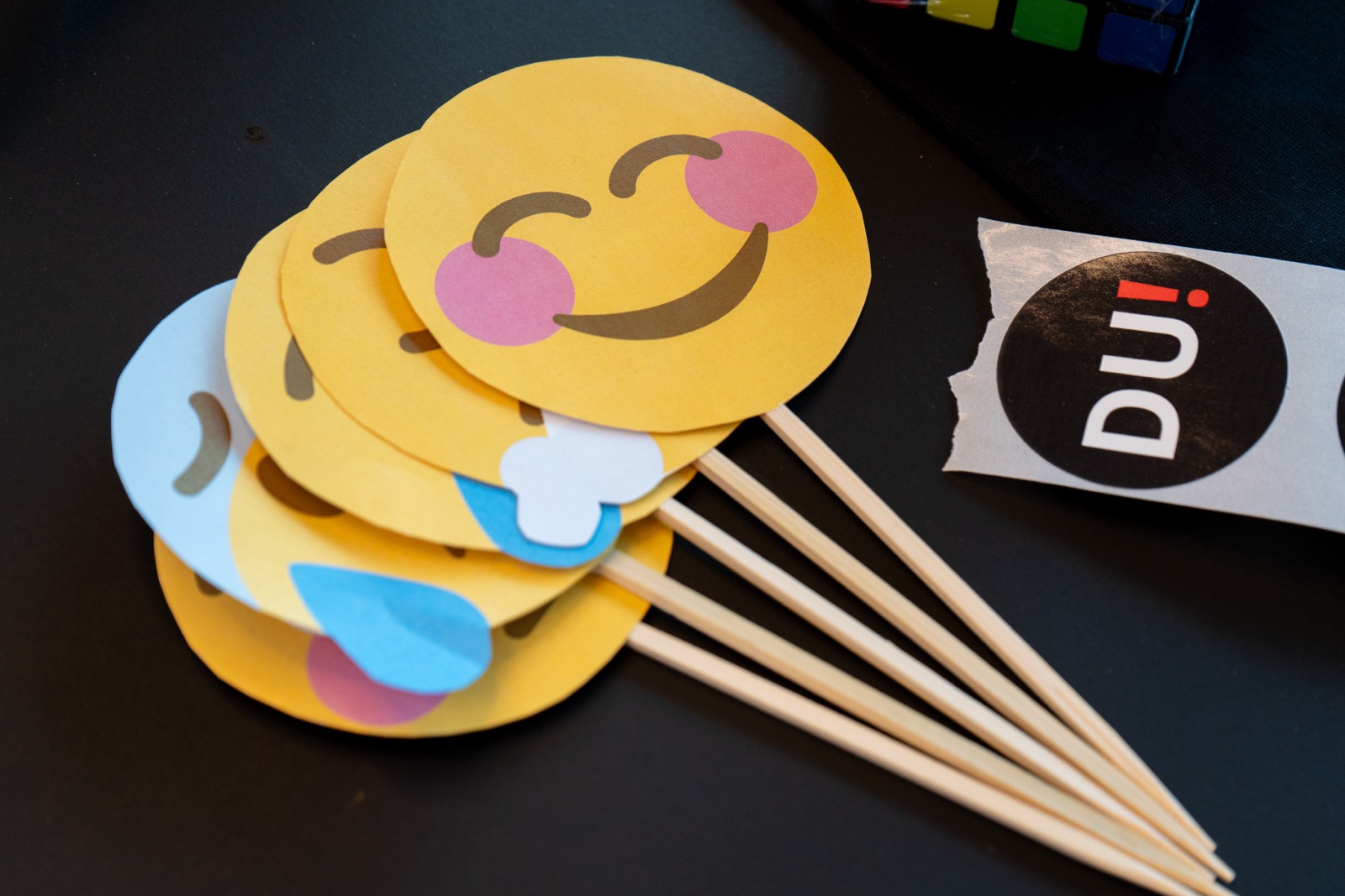 Emoji-Schilder und DU!-Aufkleber auf dem Tisch