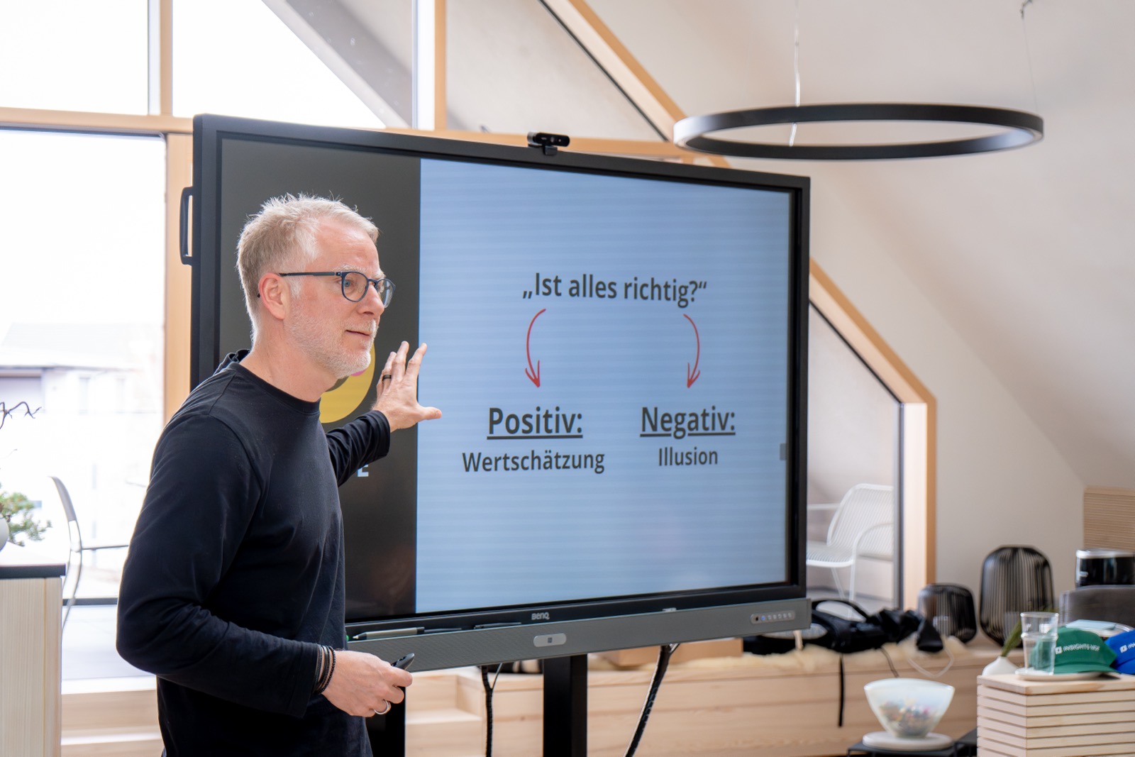 Trainer zeigt auf die Folie „Ist alles richtig?“
