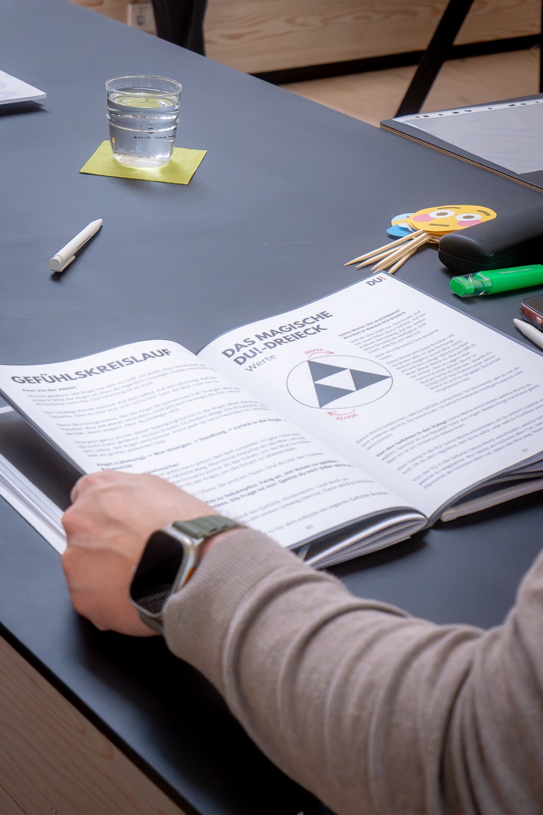 Teilnehmer liest im aufgeschlagenen Arbeitsbuch