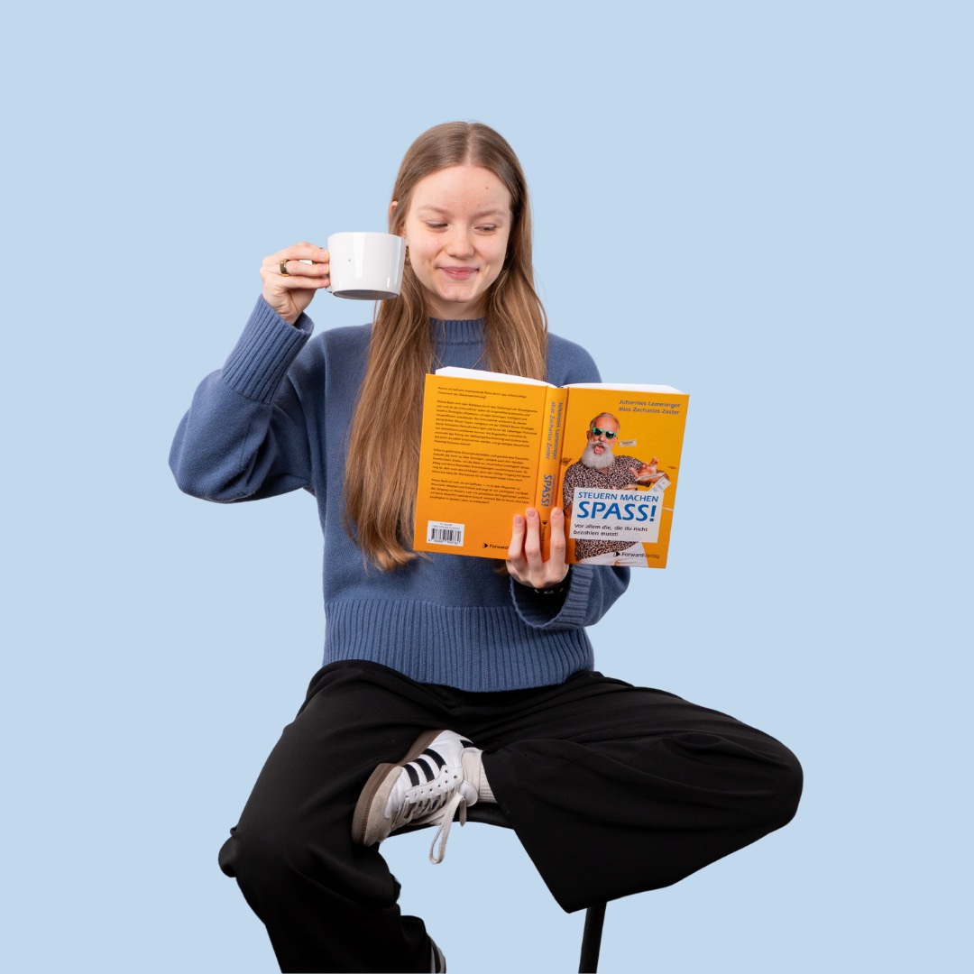 Frau mit Kaffeetasse und Buch auf einem Hocker