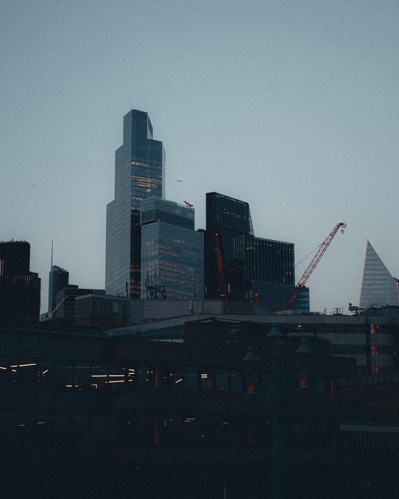 Hochhäuser der City im Dunst