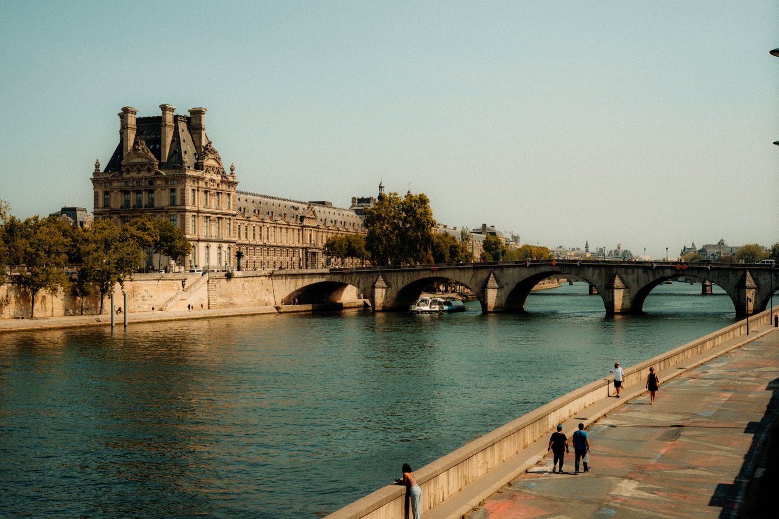 Louvre und Seinebrücke im Abendlicht