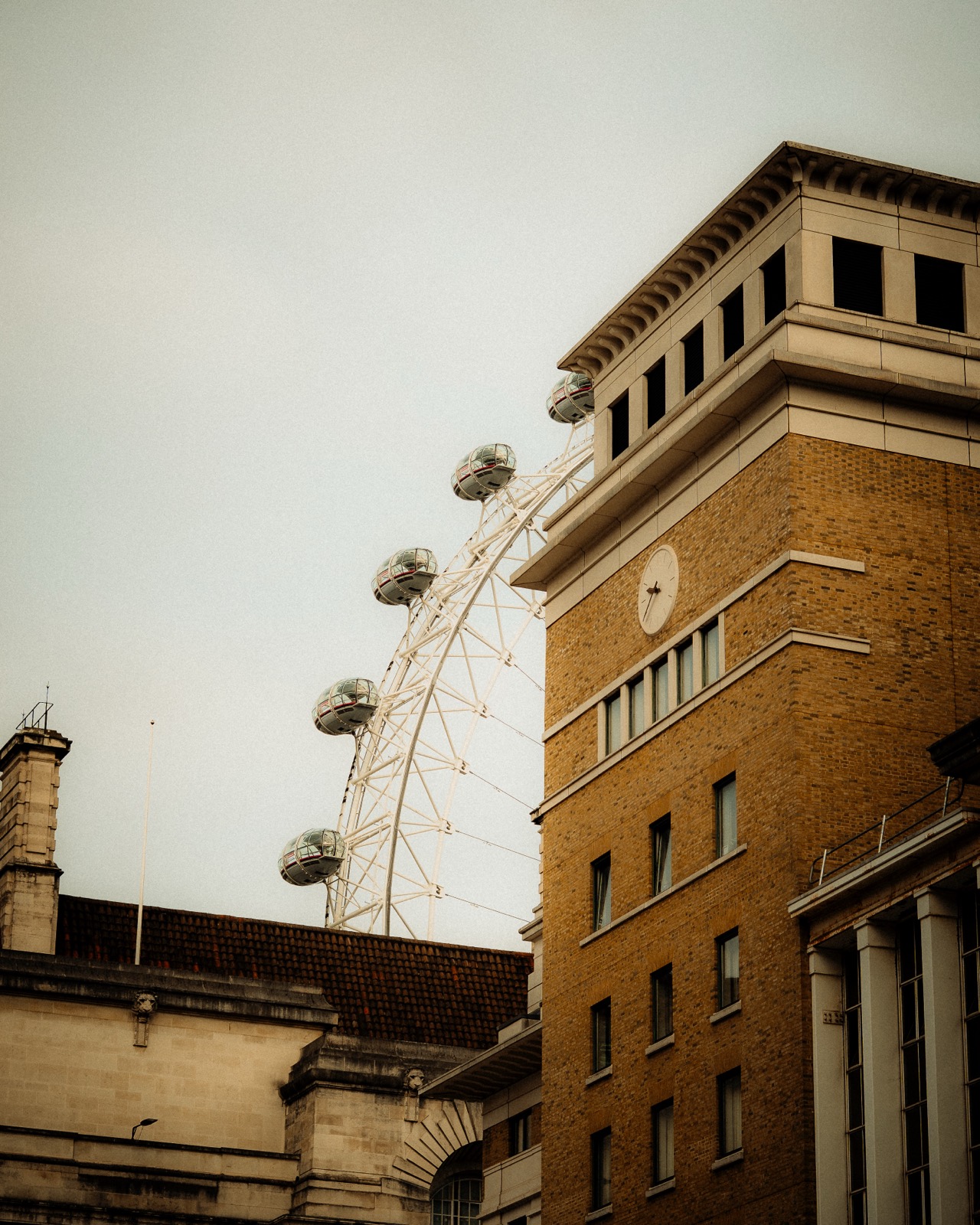 London Eye hinter einem Backsteingebäude
