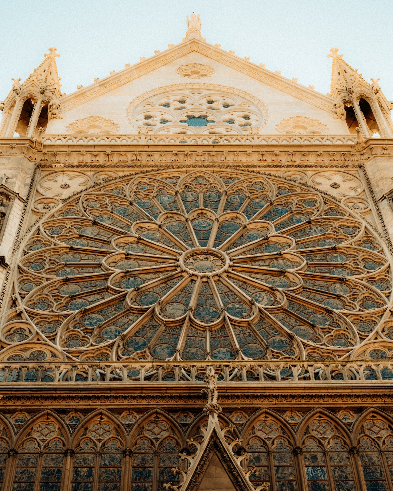 Rosettenfenster einer gotischen Kathedrale