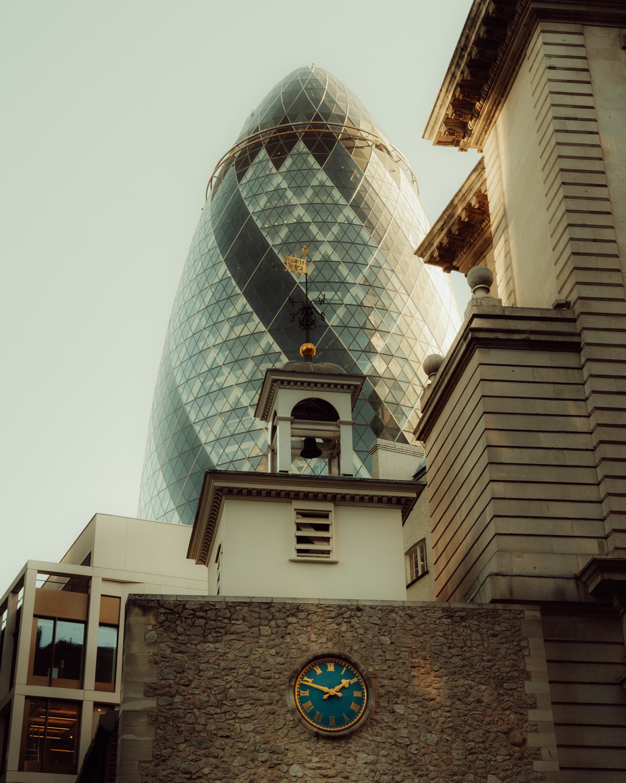 The Gherkin hinter einem historischen Uhrturm