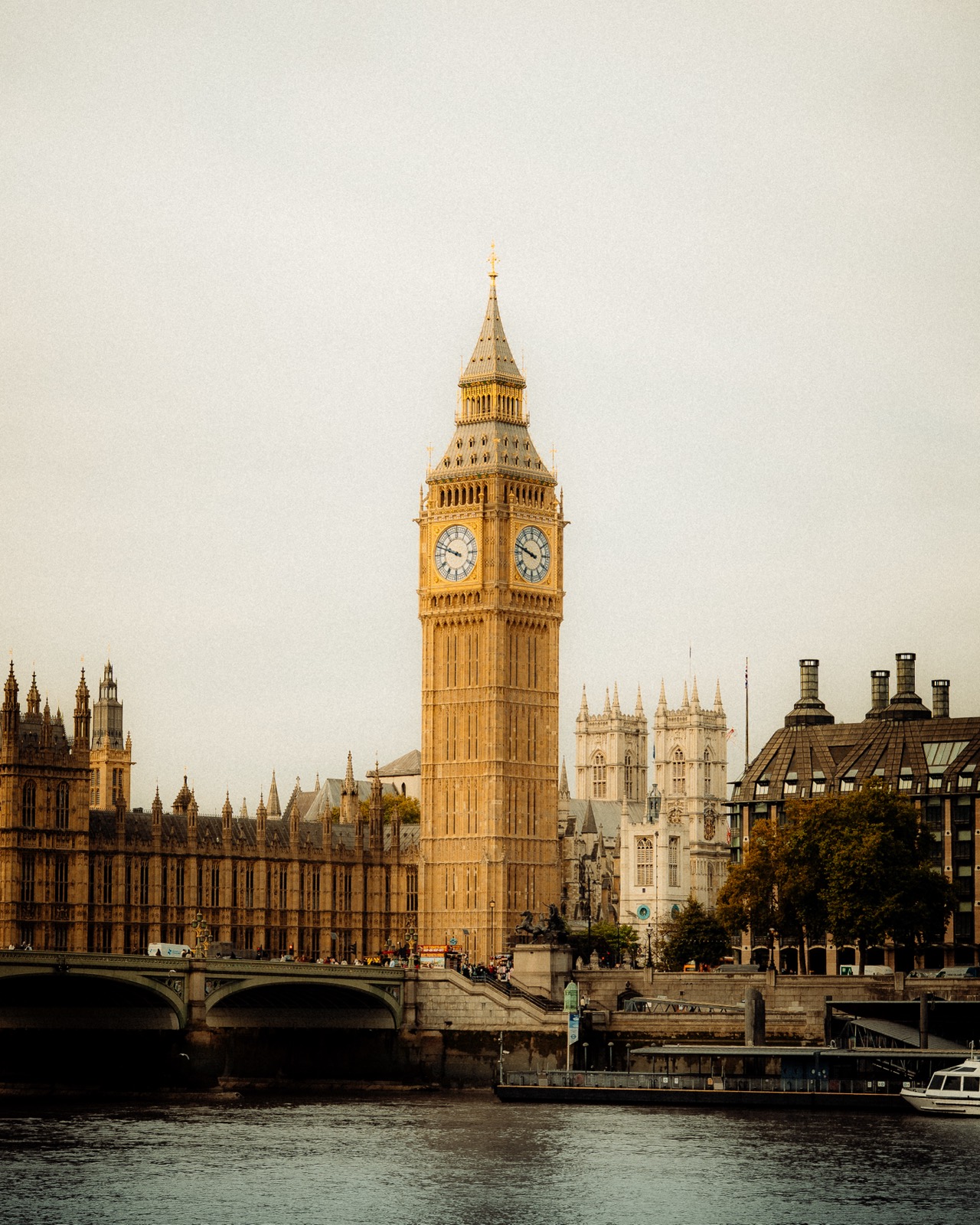 Big Ben und Westminster Palace von der Themse aus