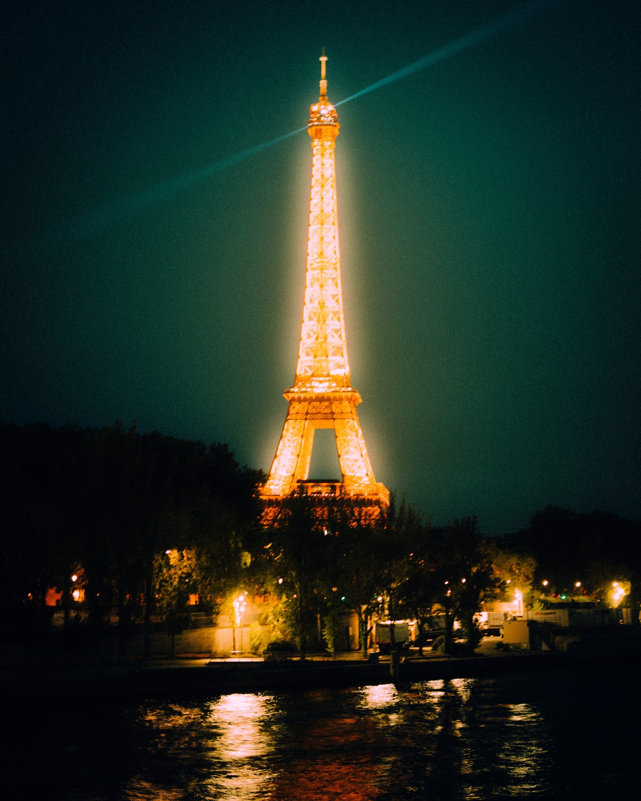 Eiffelturm bei Nacht über der Seine
