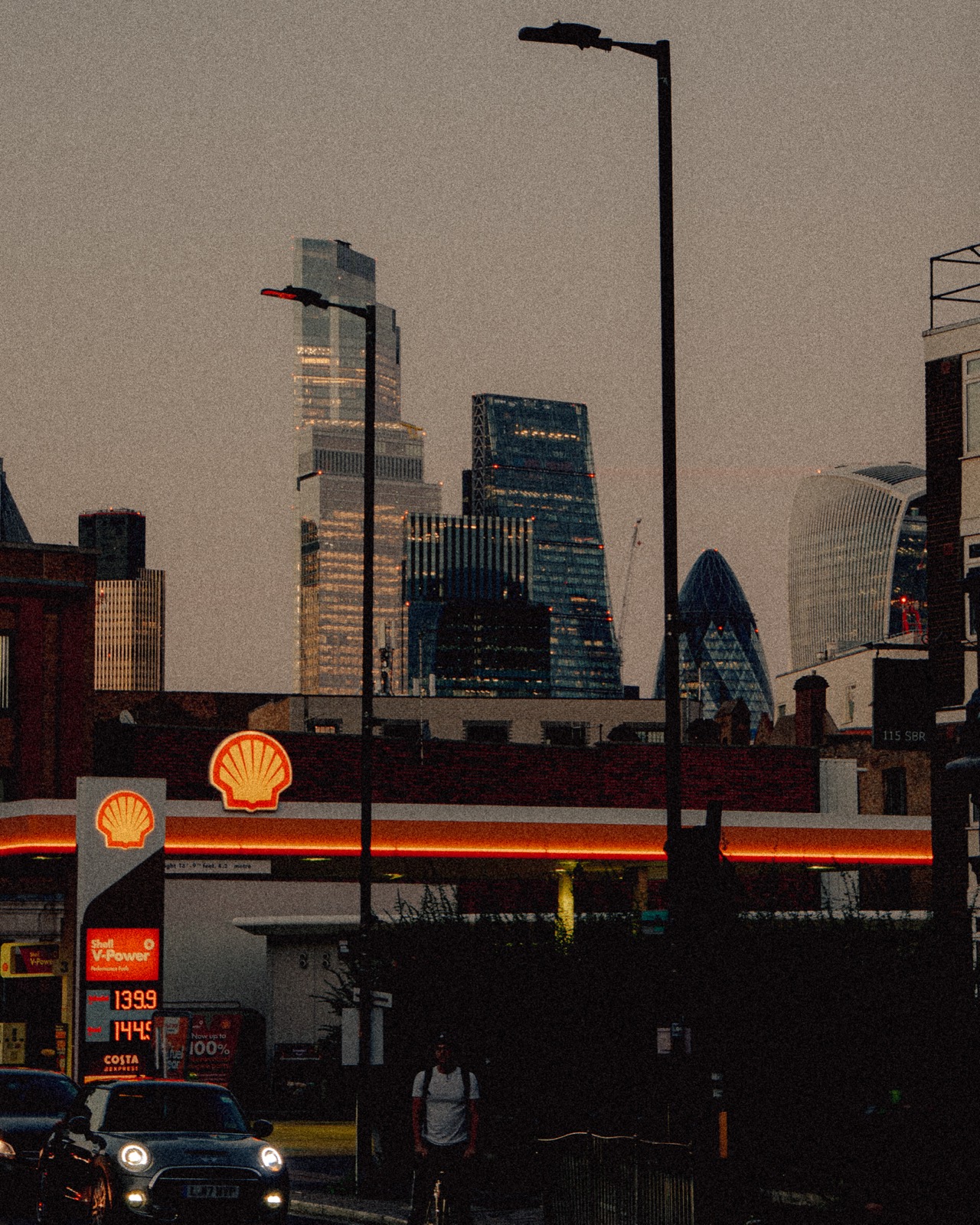 Tankstelle vor der Skyline der City