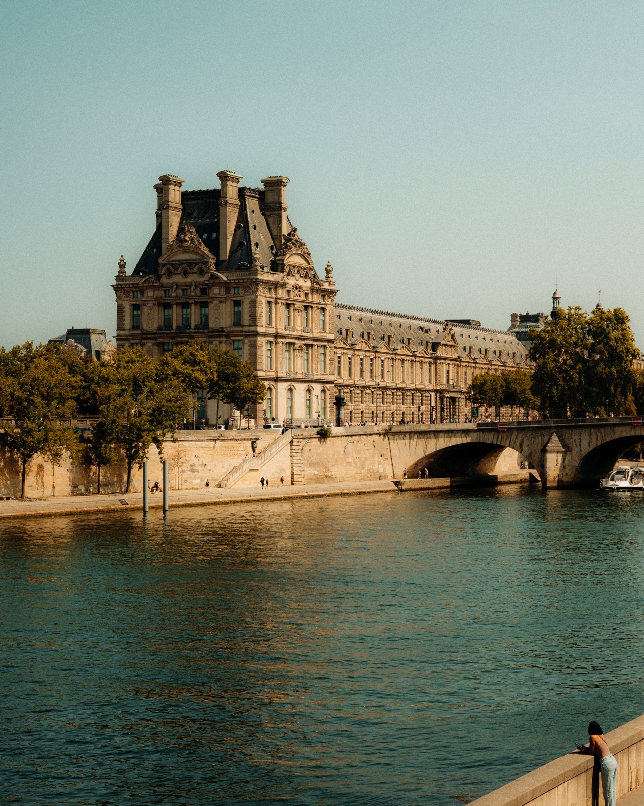 Louvre an der Seine im Abendlicht