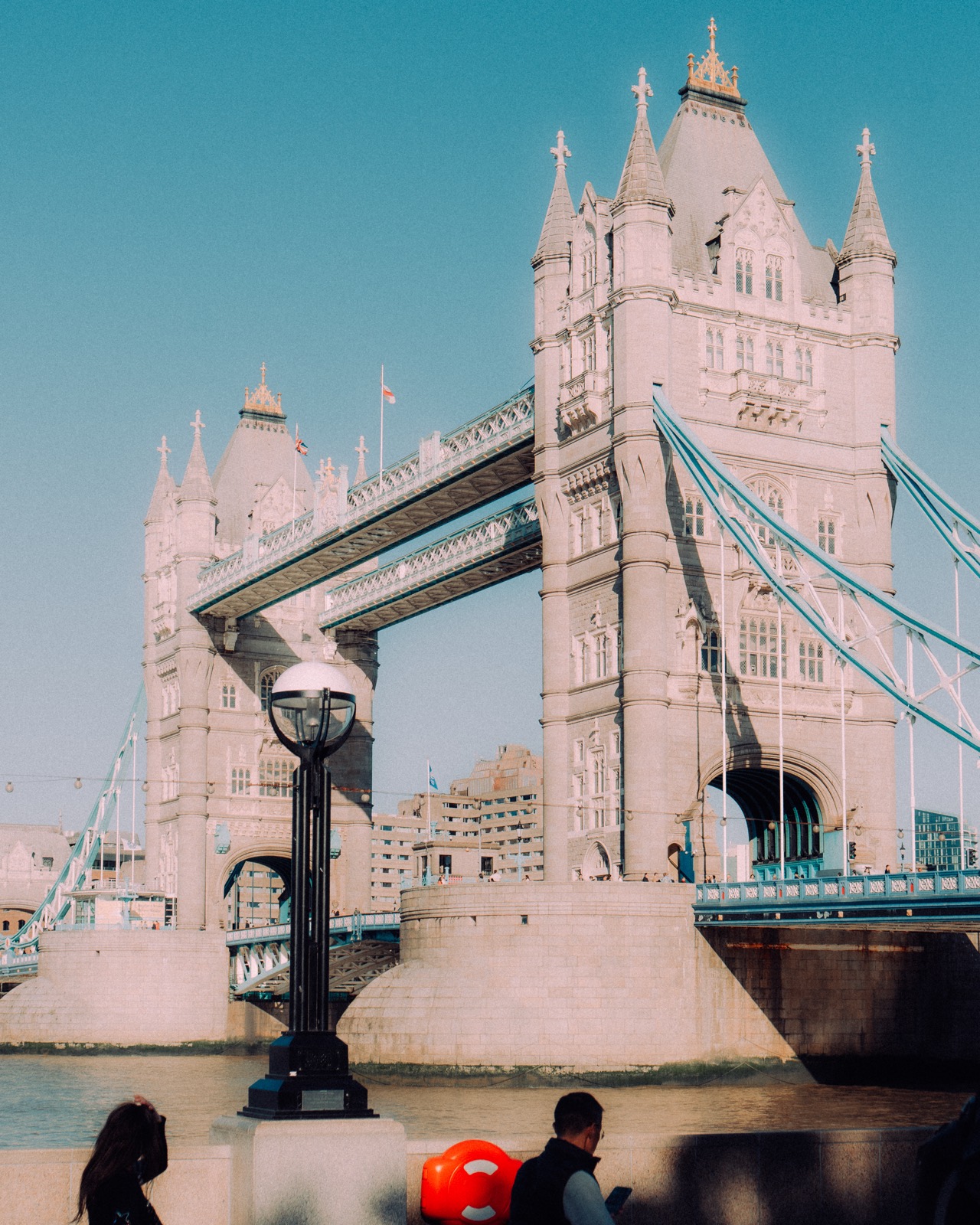 Tower Bridge mit Laterne im Vordergrund