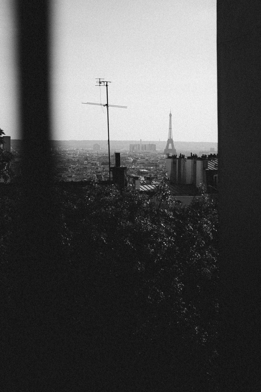 Blick durch einen Spalt auf die Dächer der Stadt