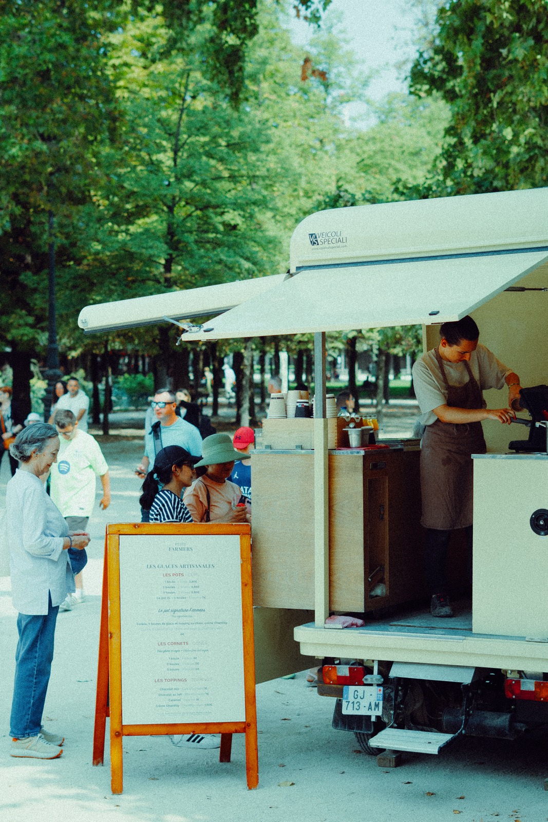 Kaffeewagen im Park mit wartenden Gästen