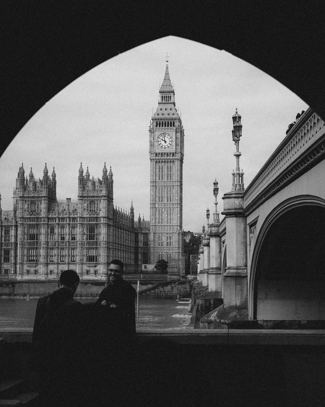 Big Ben durch einen Brückenbogen, Schwarzweiß