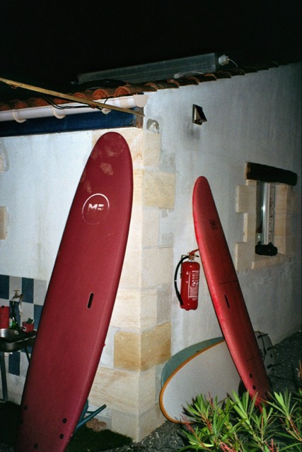 Surfbretter an einer weiß gekalkten Wand