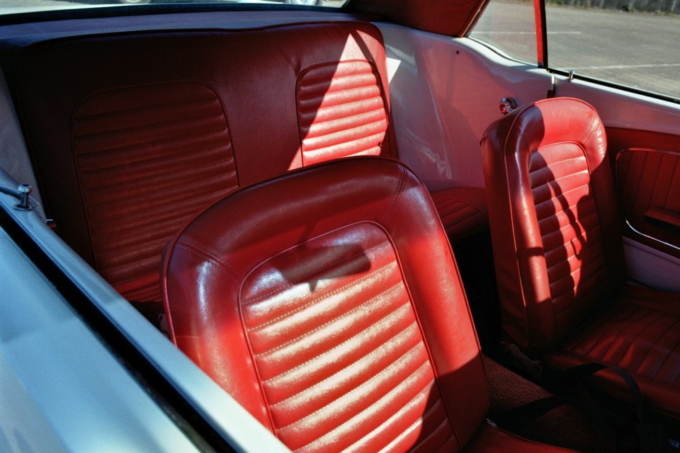 Rote Ledersitze eines Oldtimers
