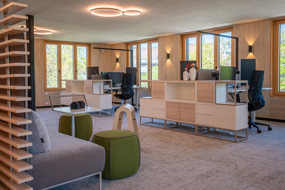 Bürofläche mit Sitzecke und Sideboards