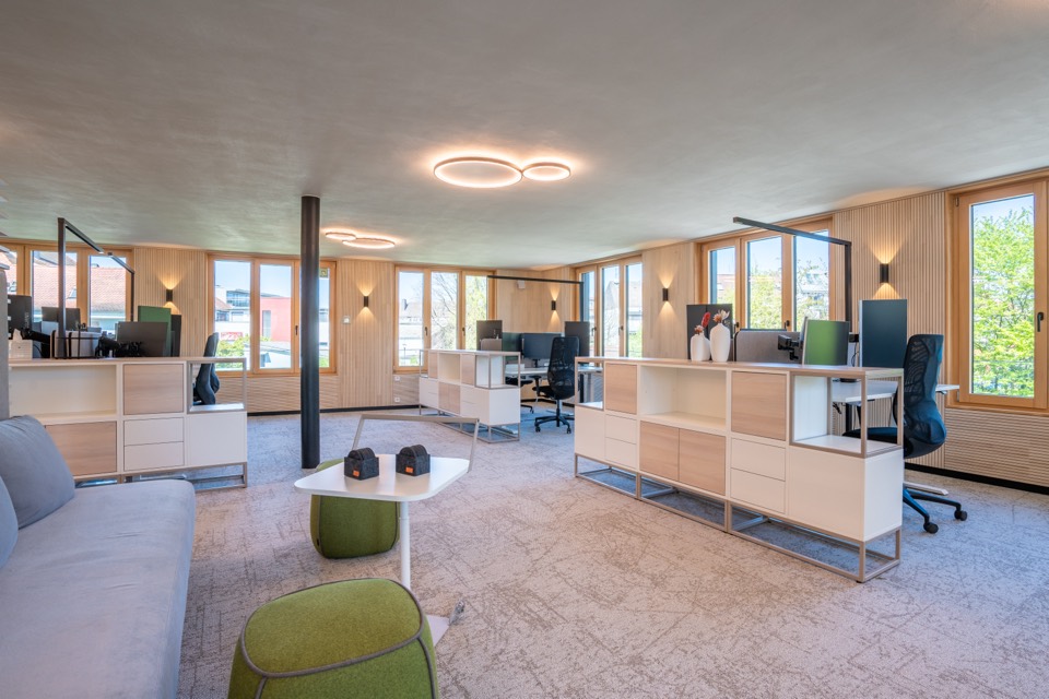 Offene Bürofläche mit Sideboards und Sitzhockern