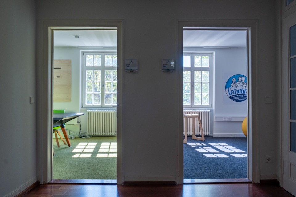 Blick durch zwei Türen in helle Besprechungsräume