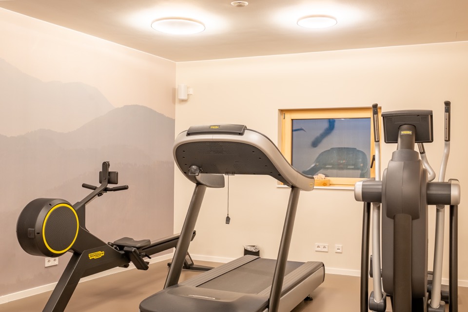 Fitnessraum mit Bergtapete