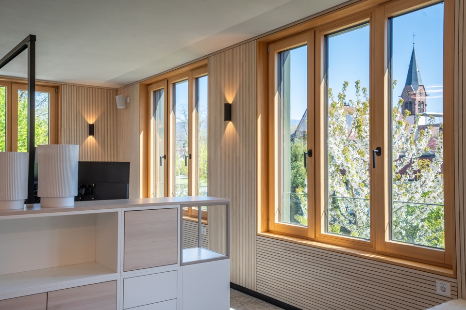Arbeitsplatz an der Fensterfront mit Blick auf den Kirchturm