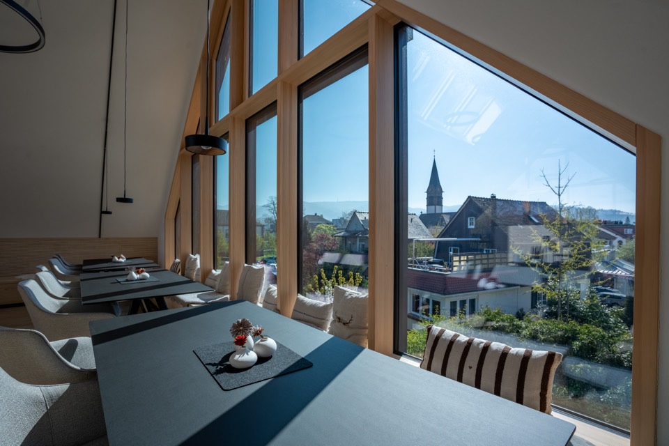 Seminartisch am Giebelfenster mit Blick über die Stadt