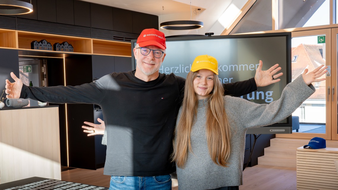 Zwei Trainer mit Caps breiten lachend die Arme aus