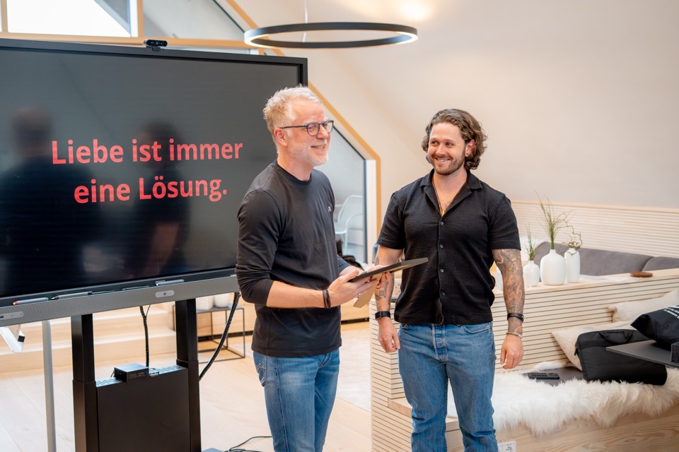 Zertifikatsübergabe vor dem Bildschirm „Liebe ist immer eine Lösung“