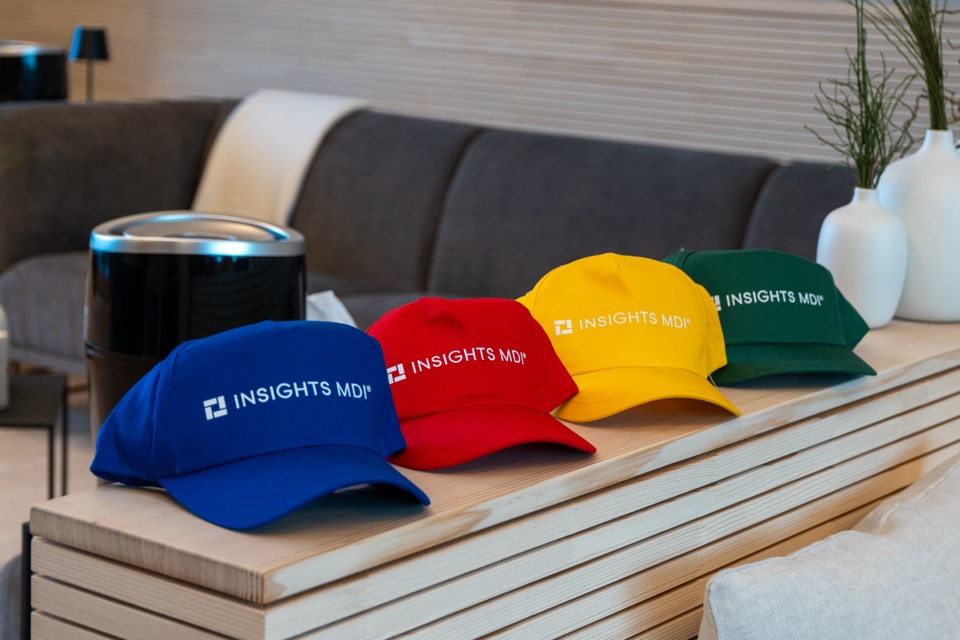 Bunte Caps aufgereiht auf dem Sideboard