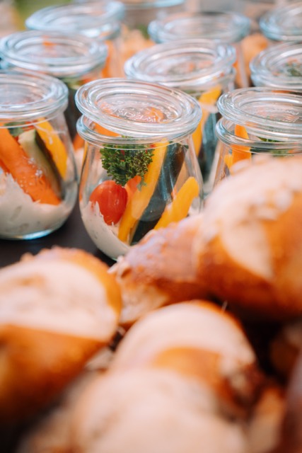 Laugengebäck und Gemüsegläser am Buffet, Nahaufnahme