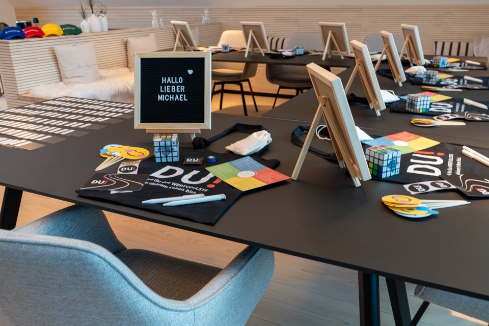 Gedeckte Tischreihe mit Letterboards und Materialien