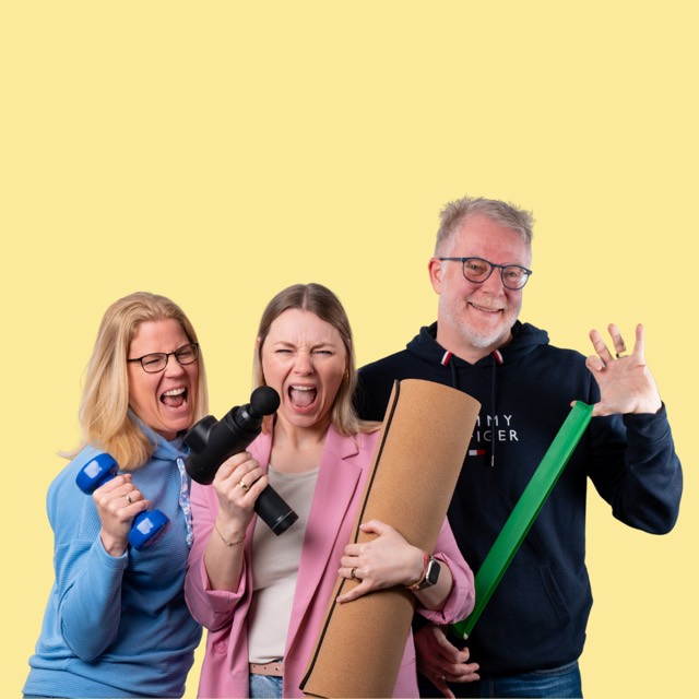 Trio mit Hanteln, Fernglas und Papprolle vor gelbem Hintergrund