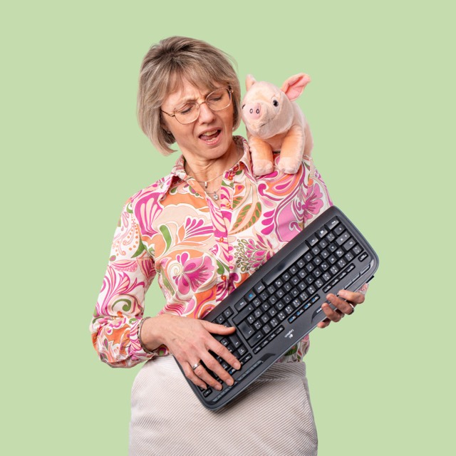 Frau mit Tastatur und Plüschschwein