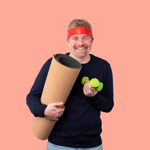Mann mit Stirnband, Yogamatte und Hantel