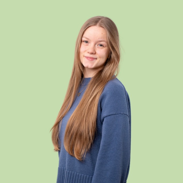 Porträt einer jungen Frau im blauen Pullover