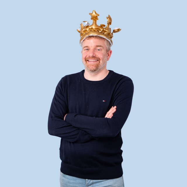 Mann mit goldener Krone vor blauem Hintergrund