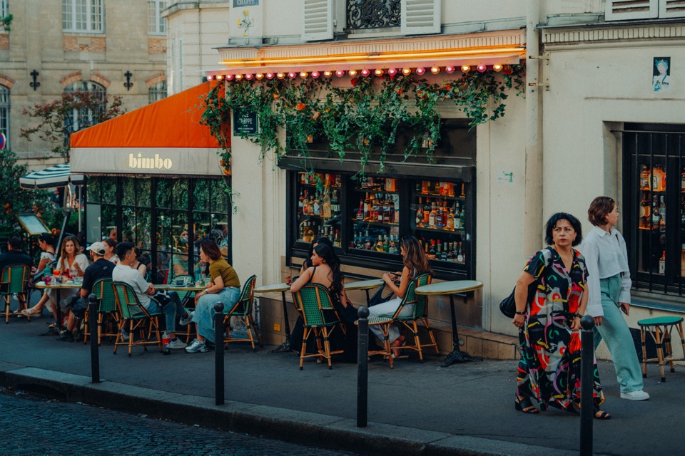 Belebte Caféterrasse an einer Straßenecke