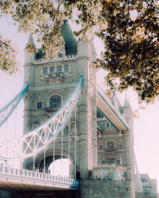 Tower Bridge durch Baumkronen gesehen