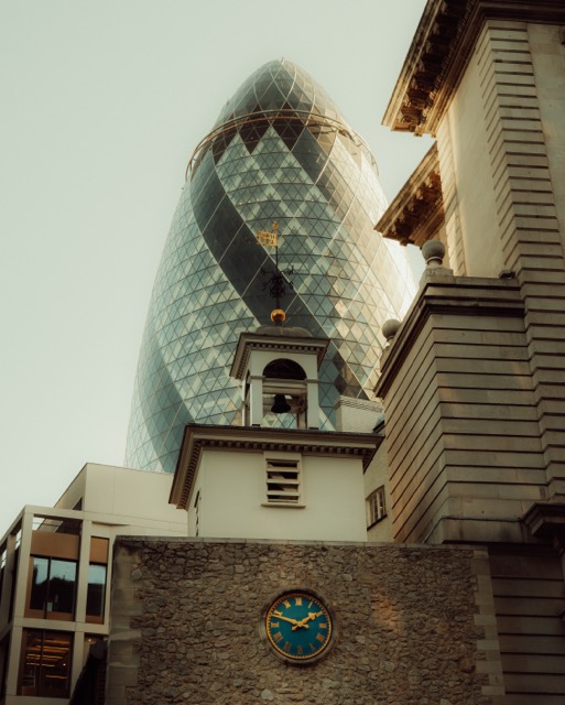 The Gherkin hinter einem historischen Uhrturm